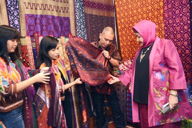 Keunggulan Produk Tekstil Berbasis Budaya Lokal
