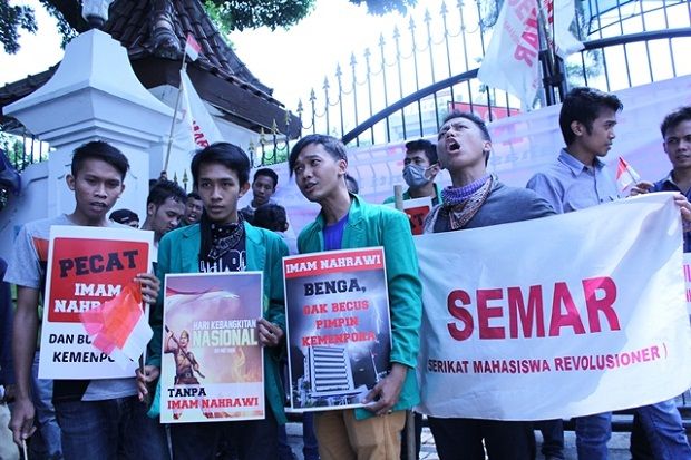 Tim Transisi Gelar Rapat, Demonstran Goyang-goyang Pagar