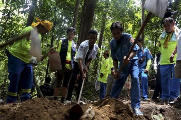 ‪Polisi Malaysia Temukan Kuburan Massal Imigran Gelap