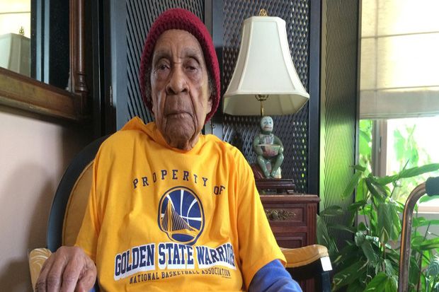 Nenek 105 Tahun Doyan Berteriak ketika Warriors Main