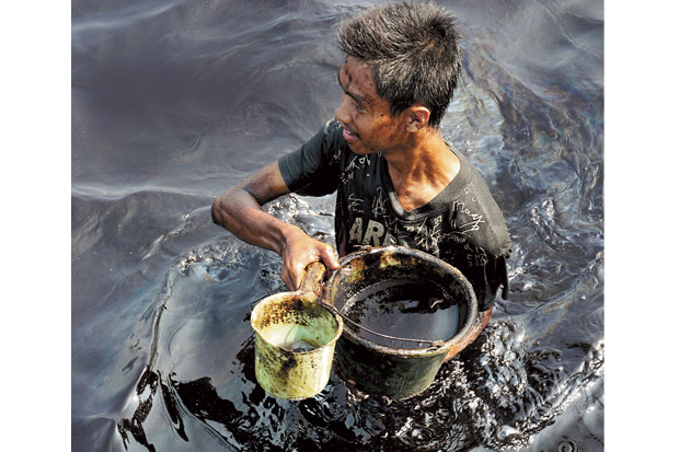 Pipa Bocor, Teluk Penyu Tercemar Minyak Mentah