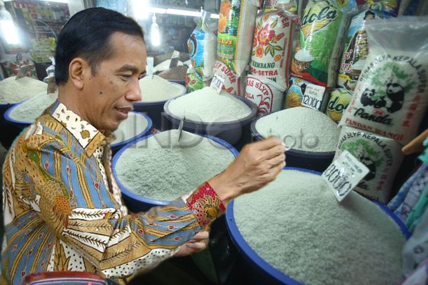 Jokowi Kumpulkan Menteri Bahas Beras Plastik