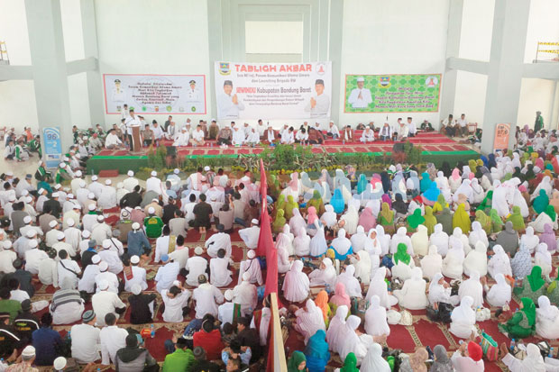 Ribuan Jamaah Padati Masjid Agung Bandung Barat