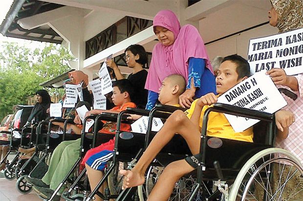 10 Anak Penyandang Difabel Dapat Kursi Roda Gratis