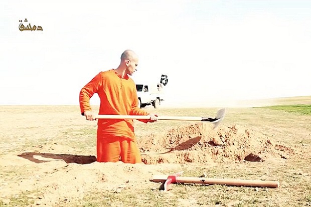 Video: ISIS Paksa Sandera Gali Kubur Sendiri sebelum Dipenggal