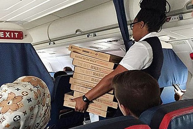 Redakan Emosi, Pilot Traktir Penumpang Makan Pizza