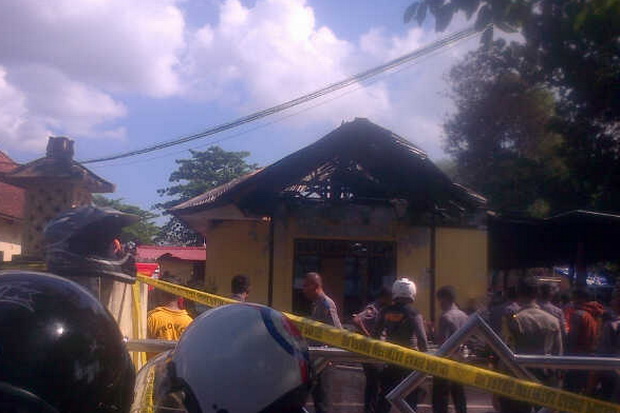 Setelah Diserang Brimob, Gudang Senjata Mapolres Bima Terbakar