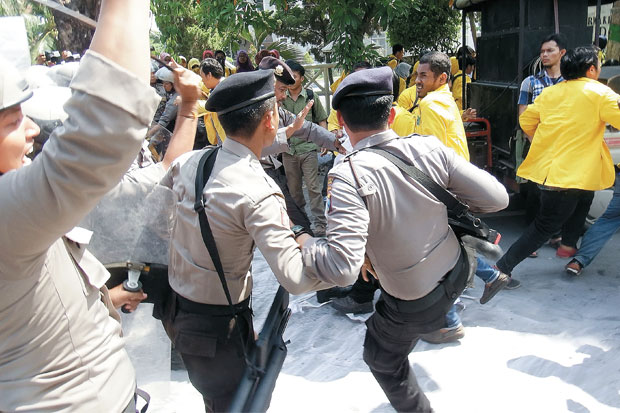 Demo Ijazah Palsu, Mahasiswa-Polisi Bentrok