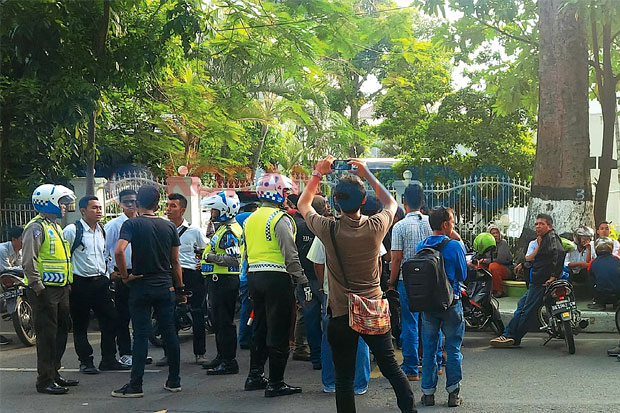Ratusan Calon Bintara Demo Rumah Dinas Wakapolda