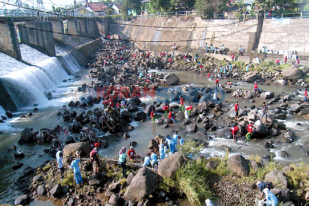 Ribuan Warga Bogor Bersihkan Sungai Ciliwung