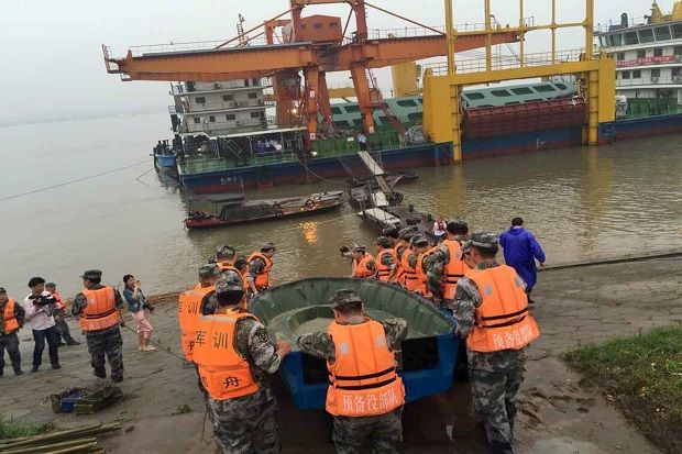 Bawa 458 Orang, Kapal Feri Tenggelam di China
