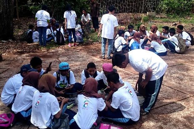 Sharp Ajak Siswa Sekolah ke Hutan di Kalimantan