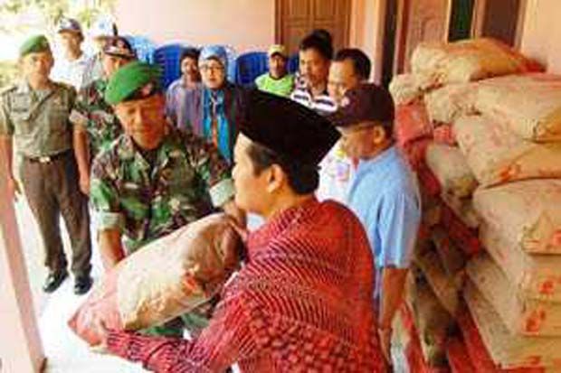 TNI Gotong Royong Bangun 65 Rumah Warga Miskin
