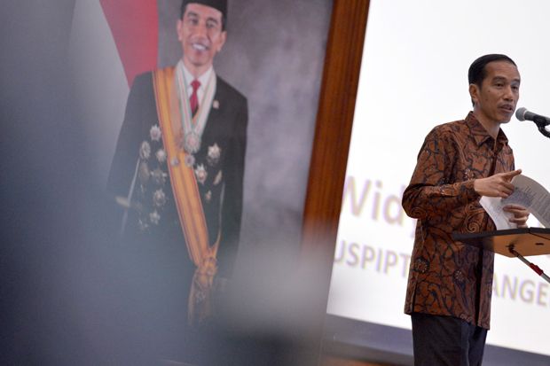 Kunjungi Museum, Jokowi Cermati Baju Bung Karno
