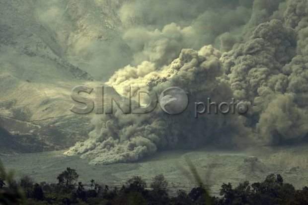 Gunung Sinabung Luncurkan Awan Panas 1,5 Kilometer