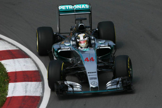Hamilton Tabrak Dinding, Ferrari Rusak Dominasi Mercedes di Sesi Kedua