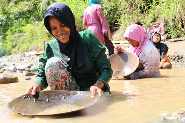 Sejumlah Wanita Aceh Ini Berburu Butiran Emas di Sungai