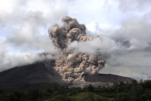 Gunung Sinabung Luncurkan Awan Panas 3 Km