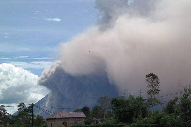 Gunung Sinabung Muntahkan 11 Kali Awan Panas
