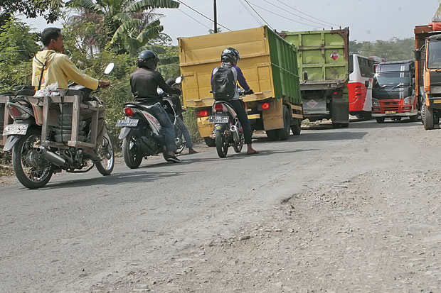 Pemprov Banten Dinilai Lamban Perbaiki Jalan Rusak