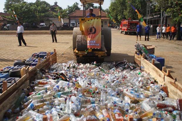 Polres Karanganyar Musnahkan Ribuan Botol Miras