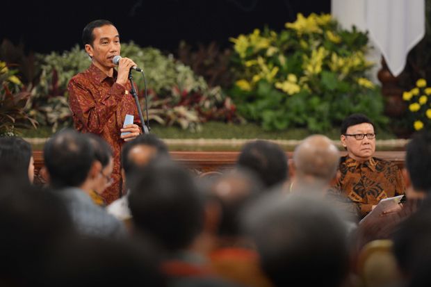 Seskab Serahkan Laporan Kinerja Seluruh Menteri ke Jokowi