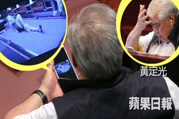 Politisi Hong Kong Ini Nonton Video Syur saat Rapat Parlemen