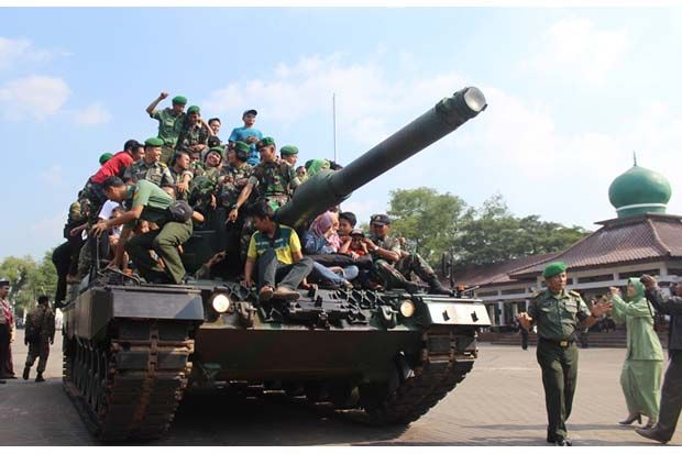 Ngabuburit sambil Naik Tank Keliling Kota Serang