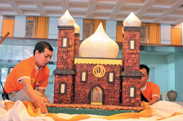 Harris Cafe Hadirkan Miniatur Masjid dari Kurma