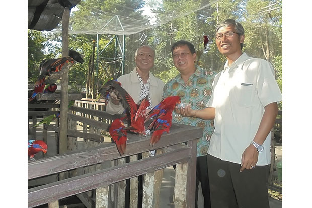 Uskup Agung Semarang Belajar Rawat Burung