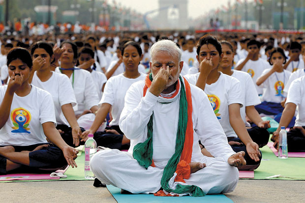 Modi Pimpin Yoga Massal