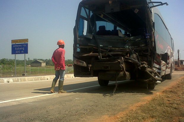 Bus Seruduk Truk di Tol Cipali, Dua Penumpang Terluka