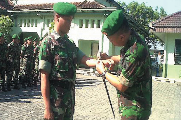 Dandim 0734 Bagikan Jam dari Panglima TNI