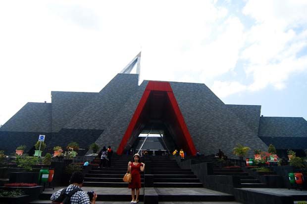 Menunggu Waktu Berbuka di Taman Museum Gunung Merapi