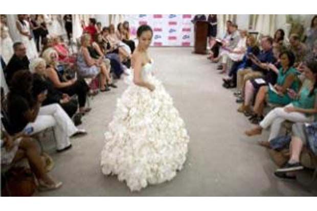 Wow! Gaun Pernikahan Terbuat dari Kertas Toilet
