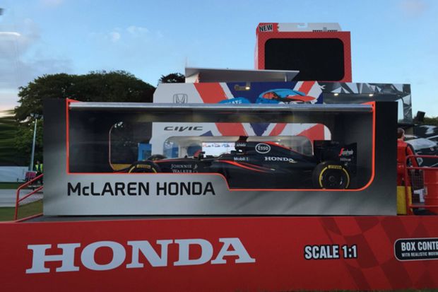 Mobil Balap F1 McLaren Honda Jadi Pusat Perhatian