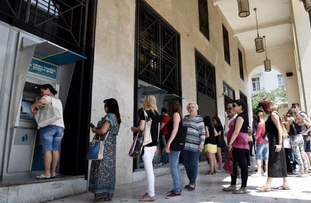 Yunani di Ambang Kebangkrutan, Transaksi ATM Dibatasi