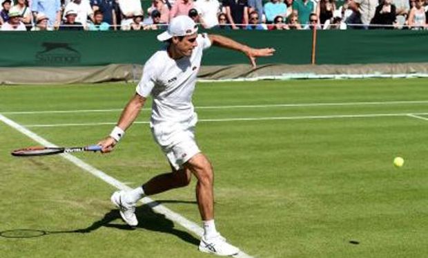 Petenis Tertua Dijajal Raonic di Babak Kedua Wimbledon