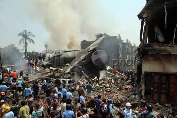 Terjepit Reruntuhan Bangunan dan Pesawat, 10 Korban Hercules Sulit Dievakuasi