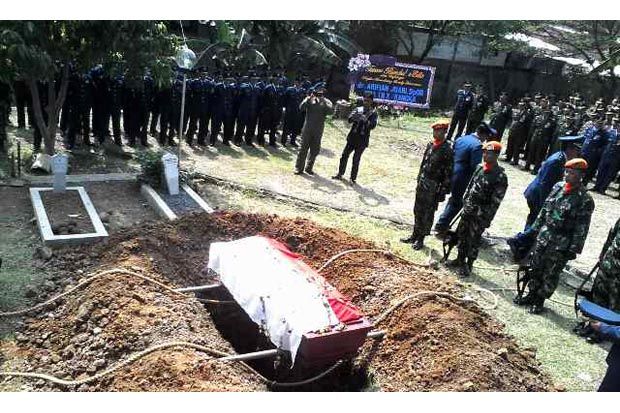 Jenazah Kapten Sandy Dikebumikan di TMP Giri Tunggal Semarang