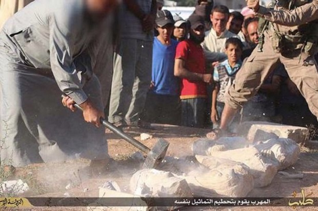 ISIS Hancurkan 6 Patung Kuno Palmyra dengan Palu Godam