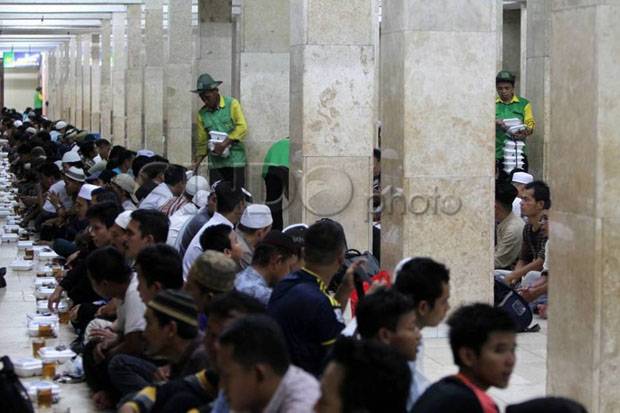 3.000 Takjil Dibagikan Ikatan Abang dan None Jakarta
