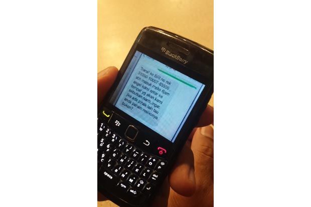 Hotman Tunjukan Bukti SMS Kakak Angkat Angeline Minta Dana