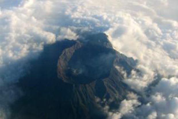 Abu Vulkanik Gunung Raung Mengarah ke Timur Bondowoso