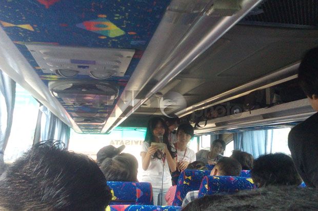 JKT48 Hibur Penggemar di dalam Bus