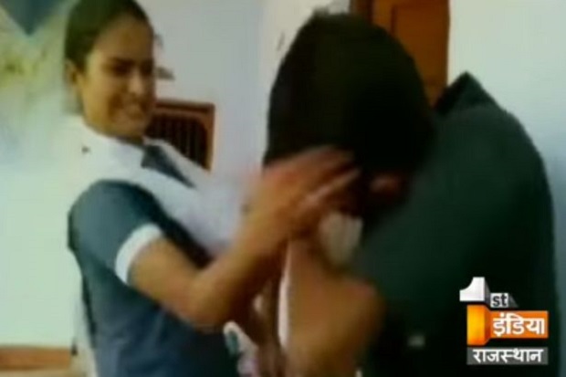 Dilecehkan, Gadis India Paksa Pria Cium Kakinya di Kantor Polisi