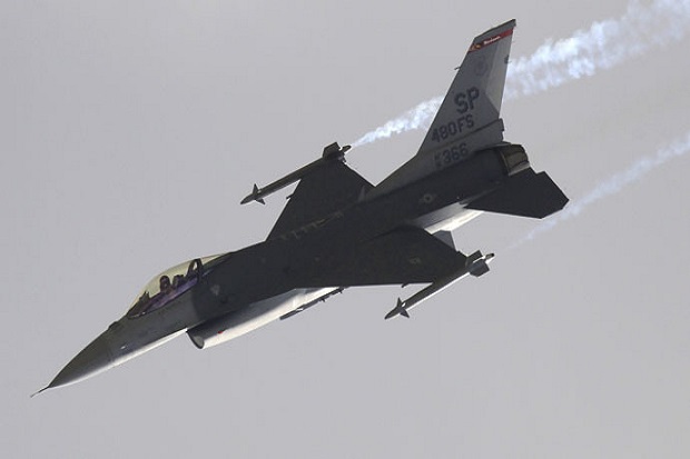 Jet Tempur F-16 dan Pesawat Sipil Tabrakan di Langit AS