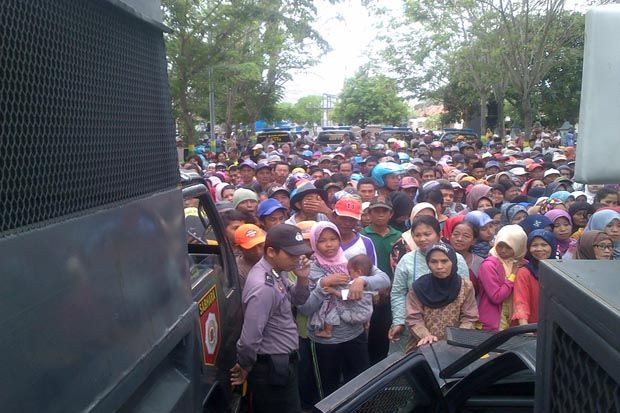 Ribuan Dhuafa Rebutan Bingkisan Lebaran di Sampang