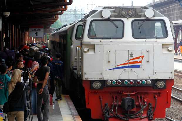 Pemudik Mulai Padati Stasiun Semarang