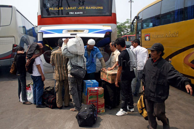 Tak Ingin Repot, Pemudik di Palu Angkut Motor ke Bus